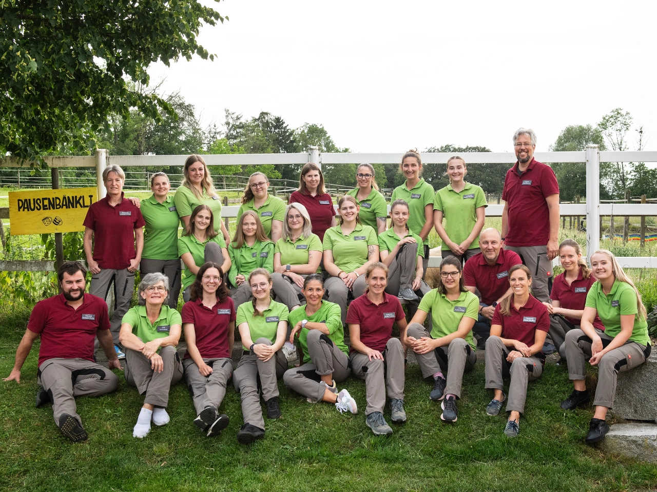 Das Team von Lindenhof Tiermedizin mit erfahrenen Tierärztinnen, Tierärzten, Tiermedizinischen Praxisassistentinnen und Fachkräften aus den Bereichen Kleintier-, Pferde- und Nutztiermedizin.