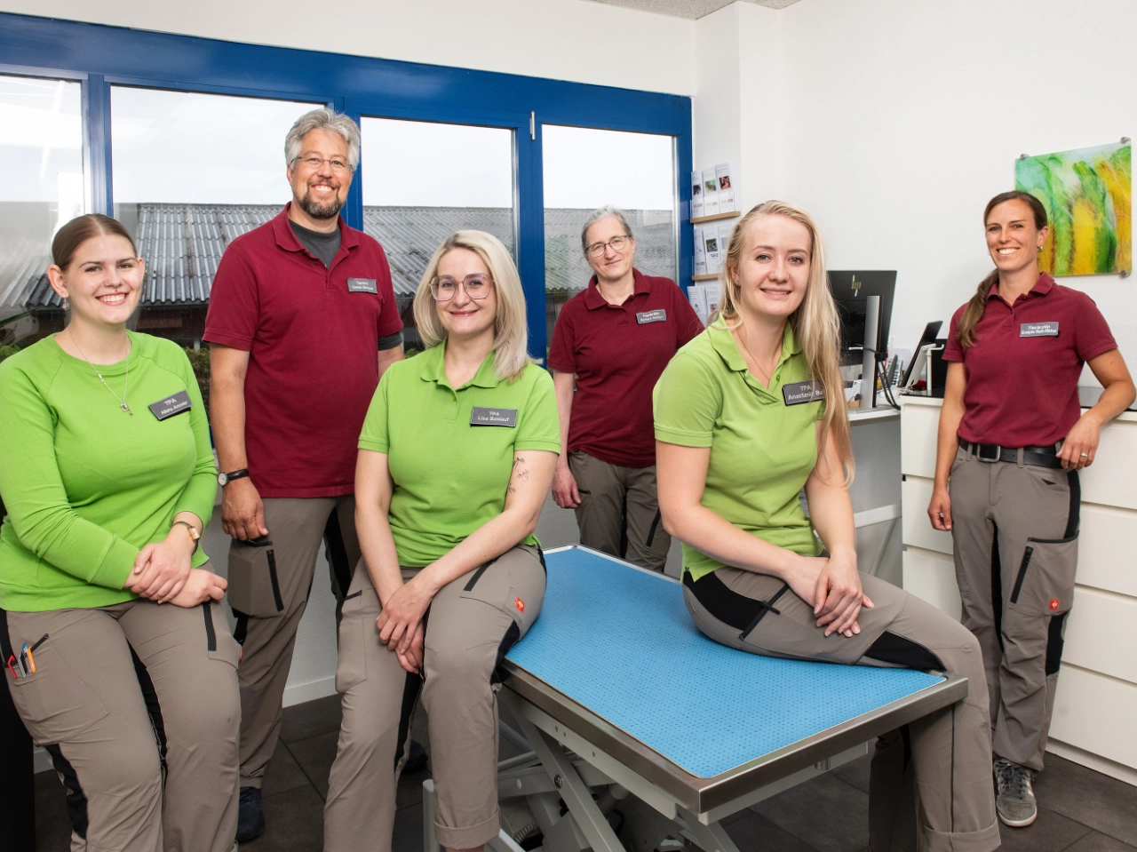 Das Team der Kleintierpraxis Lindenhof in Romanshorn stellt sich gemeinsam im Behandlungsraum vor.