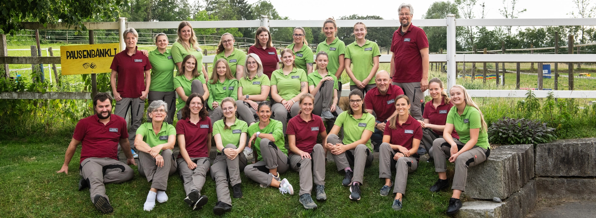 Unser Team – Lindenhof Tiermedizin Das interdisziplinäre Team von Lindenhof Tiermedizin mit Tierärztinnen, Tierärzten, Tiermedizinischen Praxisassistentinnen und Mitarbeitenden aus allen Kliniken, Praxen und Fachbereichen.