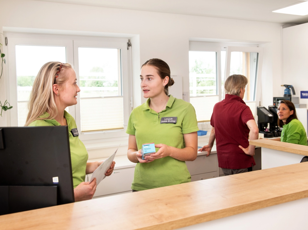 Mitarbeiterinnen besprechen Unterlagen am Empfang der Kleintierklinik Lindenhof.