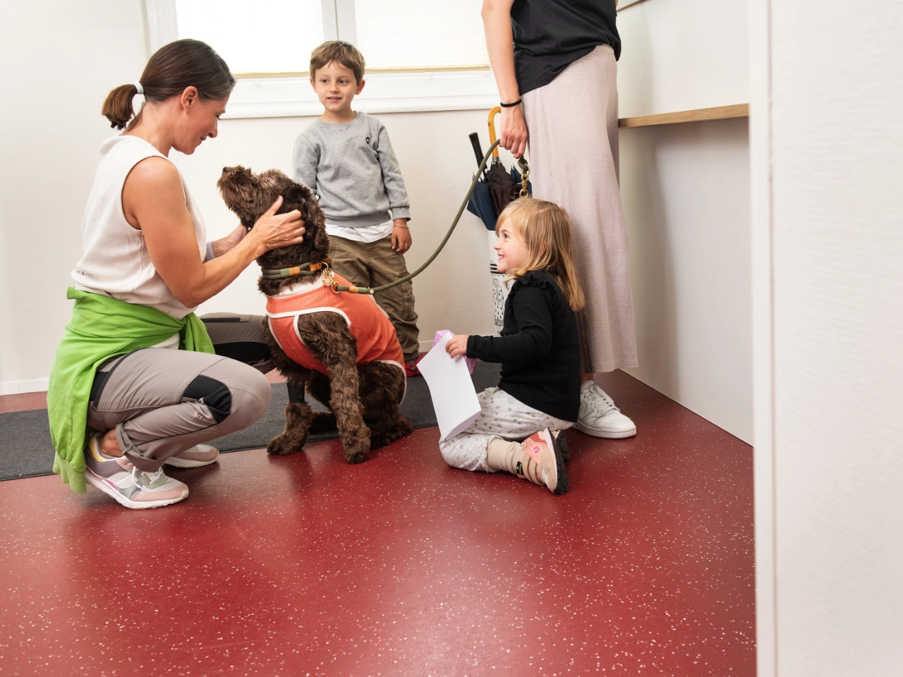 Familie mit Hund wird in der Kleintierklinik Lindenhof freundlich empfangen.