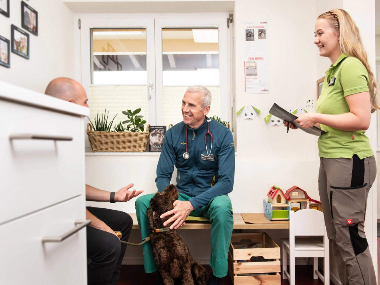 Tierarzt der Kleintierklinik Lindenhof berät einen Hundehalter während einer Untersuchung in der modernen Tierklinik in Bischofszell.