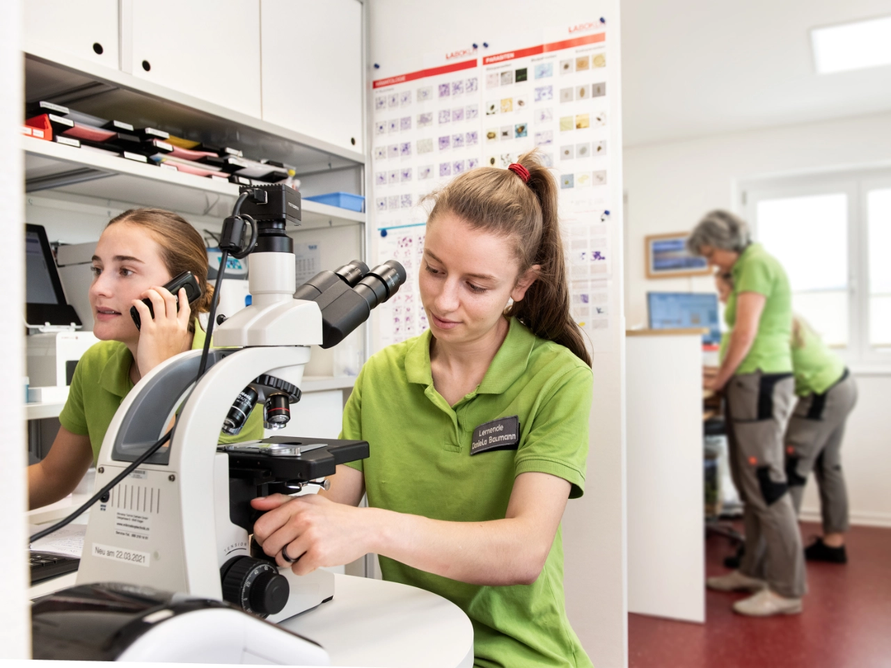 Mitarbeiterin untersucht Proben am Mikroskop im Labor der Kleintierklinik Lindenhof.