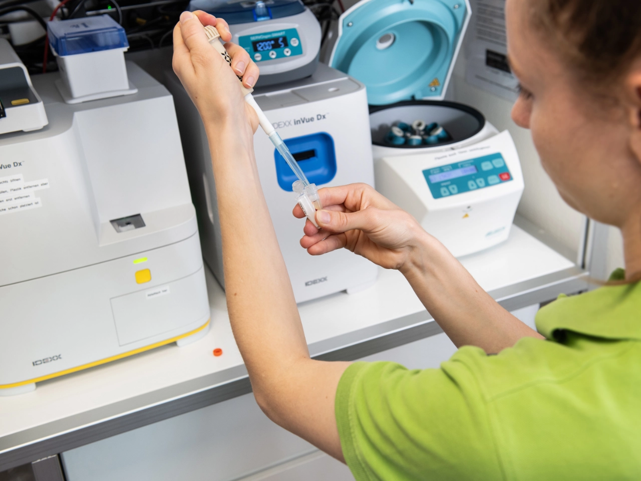 TPA bereitet eine Laborprobe an modernen IDEXX-Analysegeräten vor.
