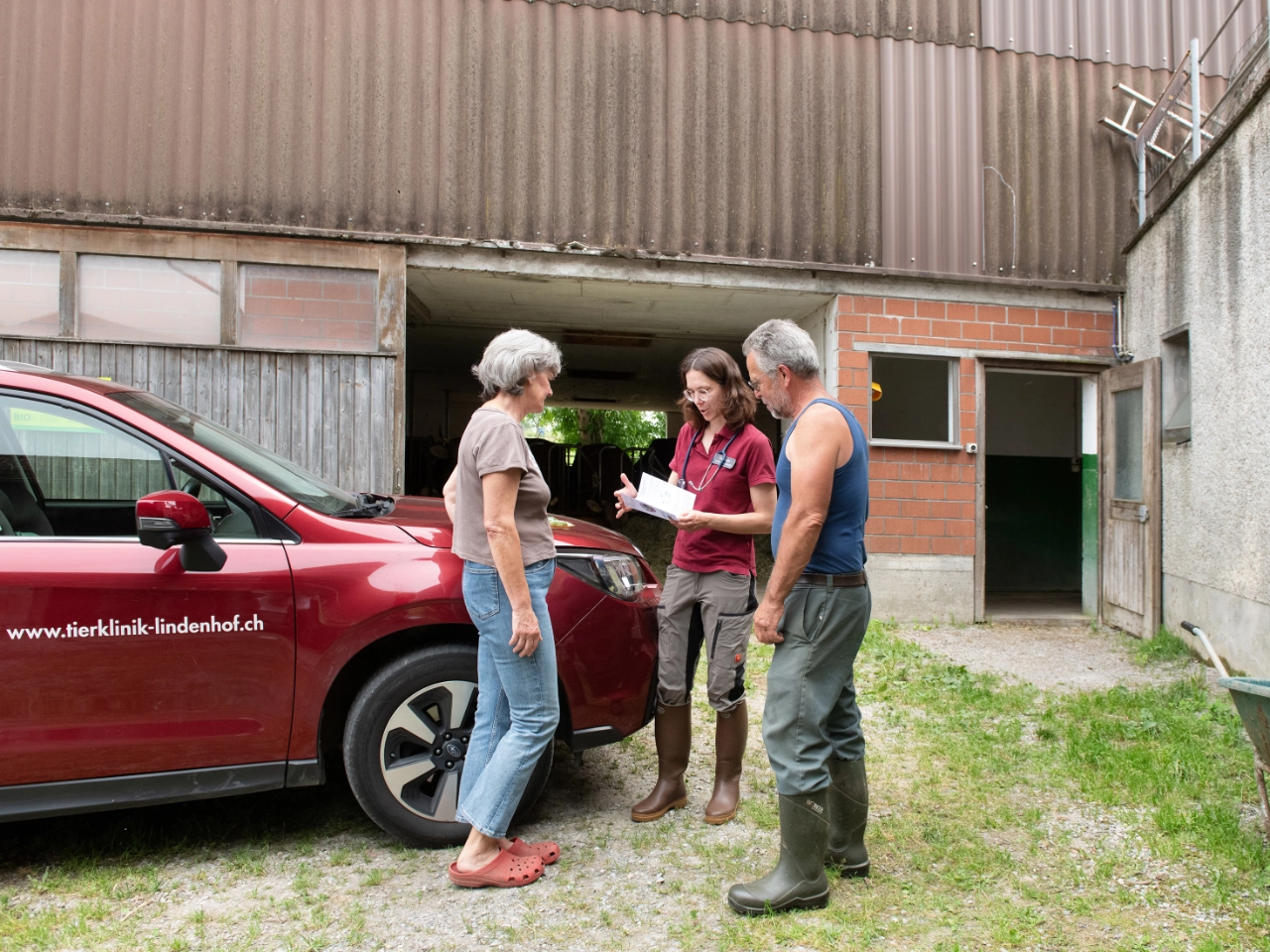 Tierärztliche Beratung eines Landwirts direkt auf dem Bauernhof durch die Nutztierklinik Lindenhof in Bischofszell.