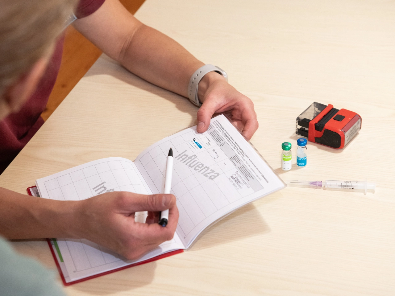 Beratung zur Pferdeimpfung mit Impfpass in der Pferdeklinik Lindenhof.