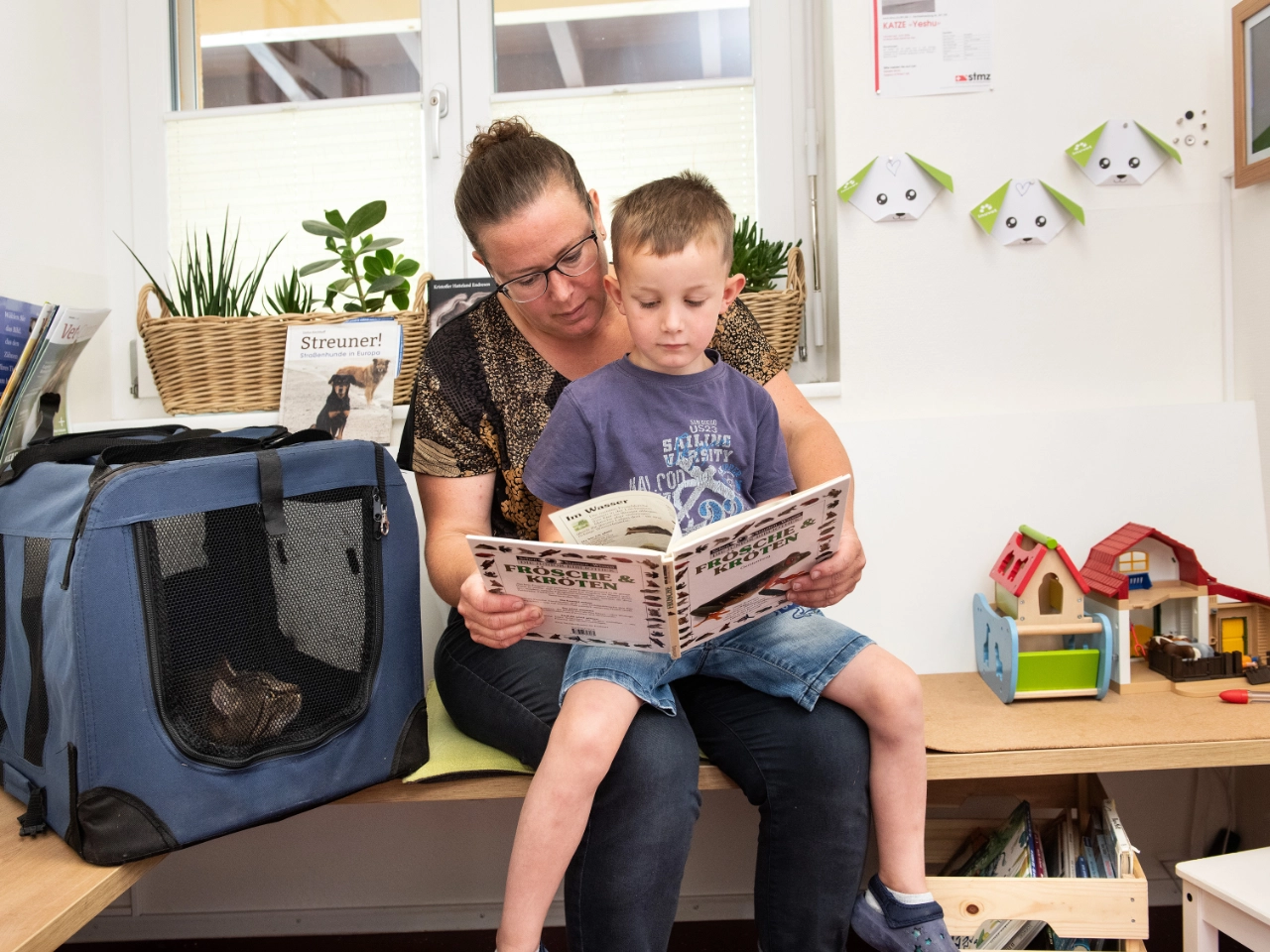 Familie wartet mit ihre Katze im Wartebereich der Kleintierklinik Lindenhof.